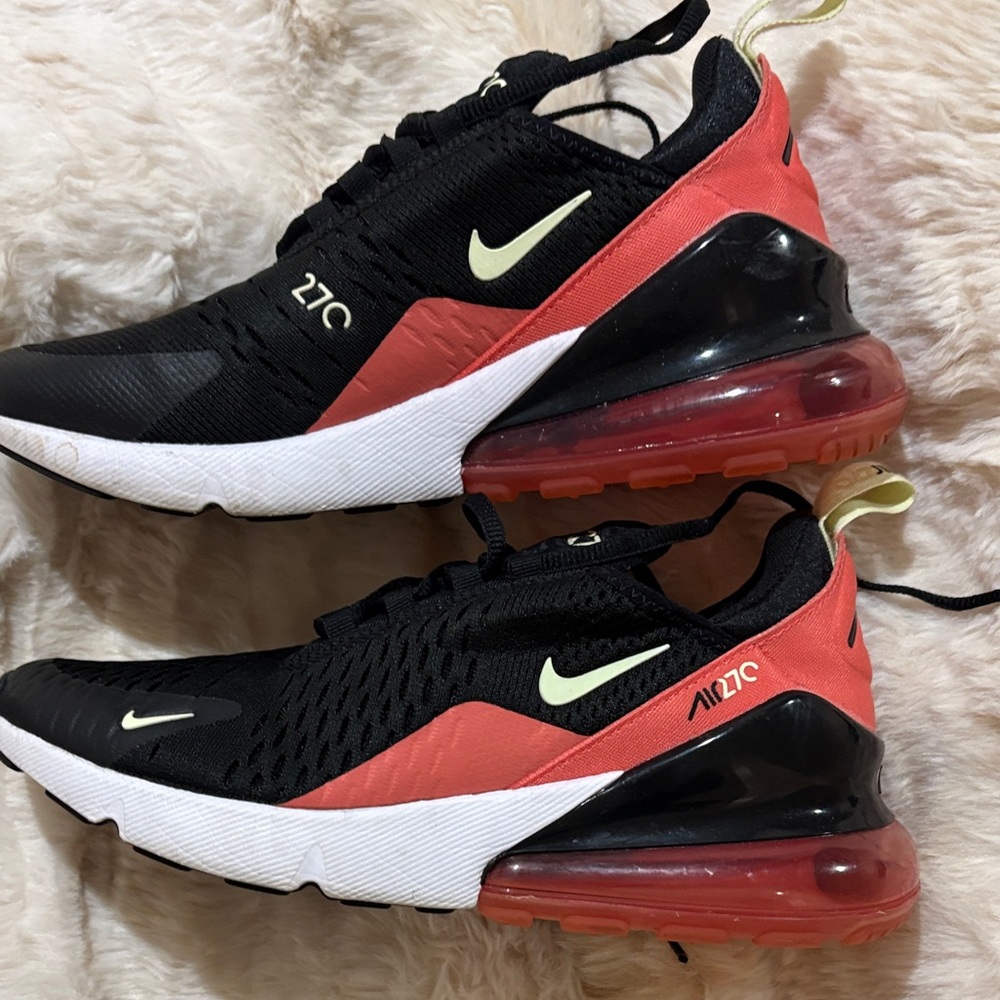 Nike Air Max 270 Black and Coral Sneakers NEW - Picture 2 of 9